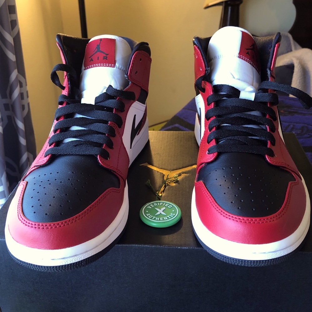 Jordan 1 Mid Chicago Toe